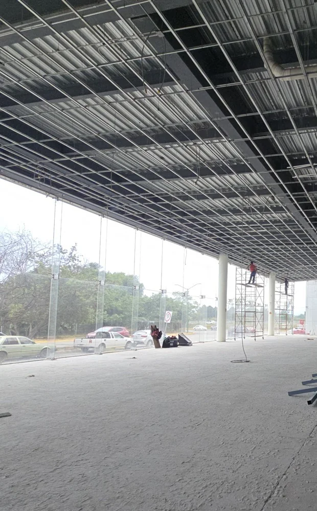 Fachada de inmueble automotriz